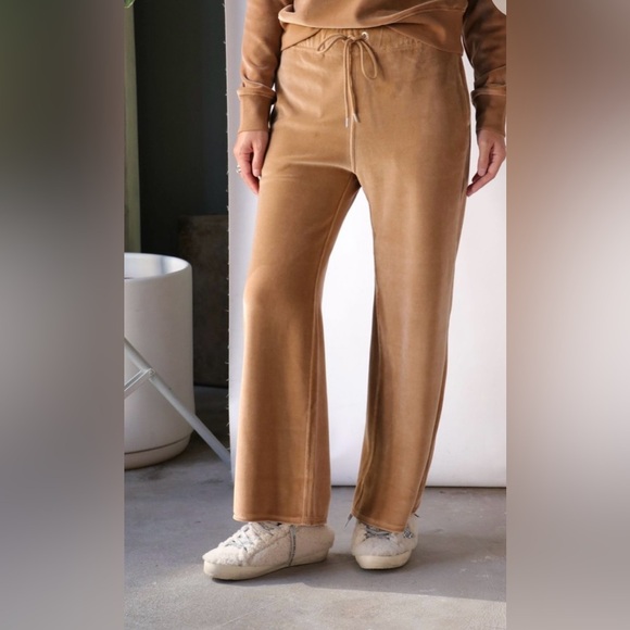 NWOT NILI LOTAN
Daphne Velour Wide-Leg Sweatpants in camel color - Picture 4 of 10